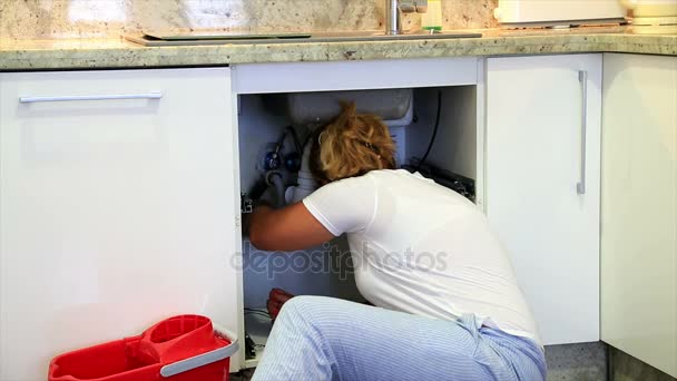 Mujer fijar un fregadero en la cocina 3 — Vídeos de Stock