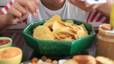 Genç çocuk televizyon izlerken