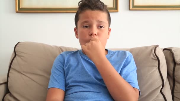 Triste menino pré-adolescente em casa 2 — Vídeo de Stock