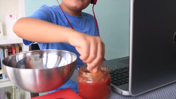 Niño comiendo papas fritas 2 — Vídeo de stock