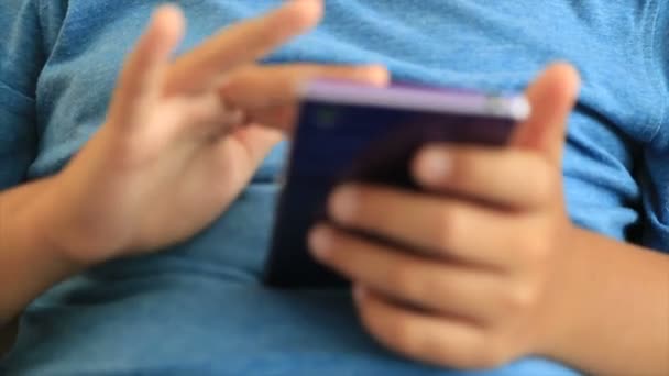 Genç çocuk ev 2 smartphone kullanarak — Stok video