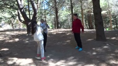 Şirin çocuklar eğleniyor doğa 4