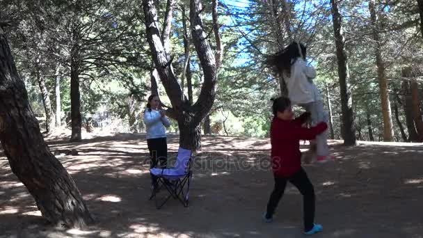 Bonito crianças se divertindo na natureza 6 — Vídeo de Stock