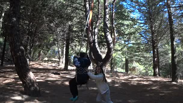 Şirin çocuklar eğleniyor doğa — Stok video