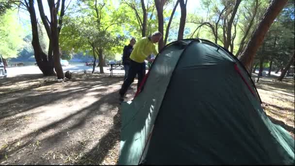 家庭投手帐篷在秋天森林里3 — 图库视频影像