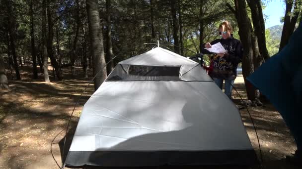 アクティブな家族の森でキャンプ — ストック動画