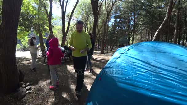 Family pitching tent in autumn forest 8 — Stock Video