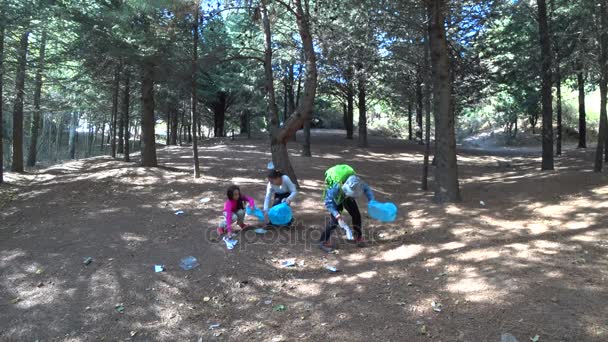 Kids picking up trash in nature — Stock Video