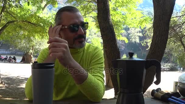 Чоловік п'є каву в таборі 2 — стокове відео