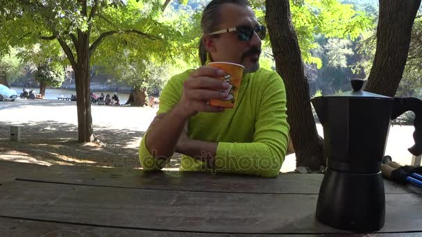 Man koffie drinken op het campingterrein — Stockvideo