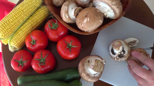 Femme coupant des légumes — Video