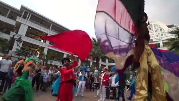 Mujer bailando durante el festival 4 — Vídeos de Stock