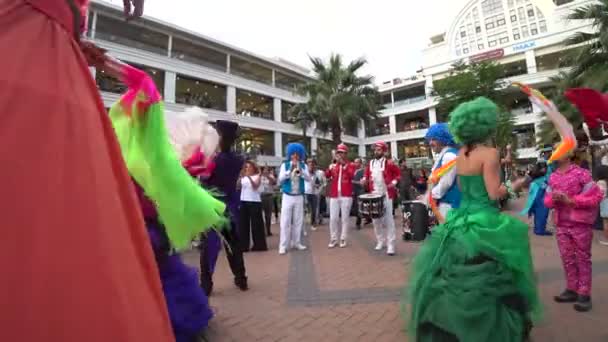 Femme dansant pendant le festival — Video