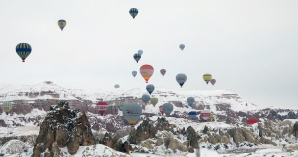 Vista de Capadocia con globo aerostático en invierno 7 — Vídeo de stock