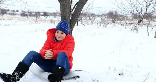 Dítě má zábavu v zimě park 2 — Stock video