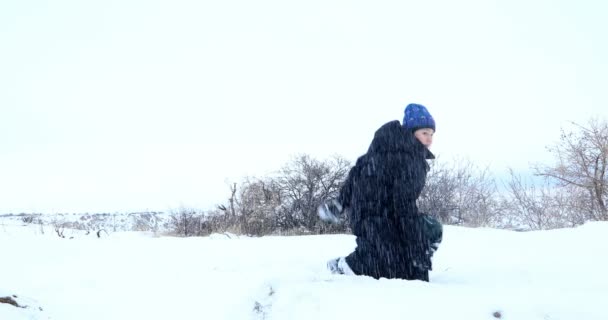 孩子在雪地里玩耍2 — 图库视频影像