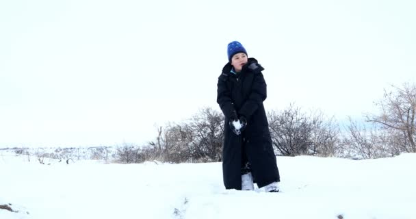 Παιδί που παίζει στο χιόνι — Αρχείο Βίντεο