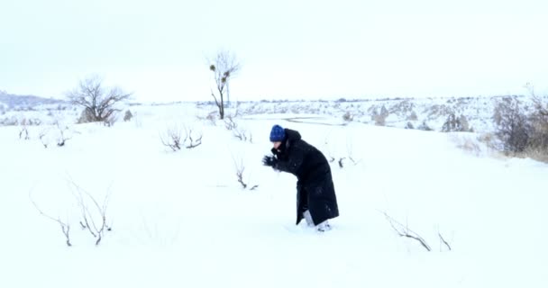 Дитина грає зі снігом — стокове відео