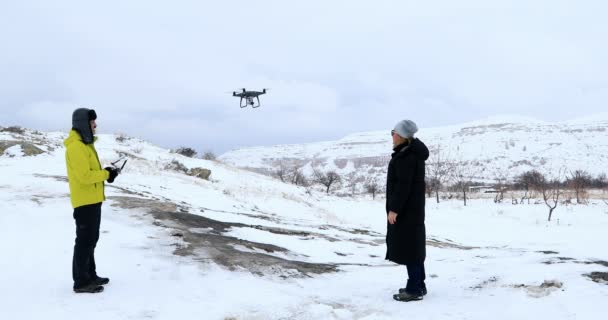 Hombre y mujer con dron — Vídeo de stock