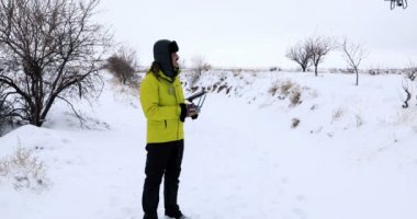 Adam uçan uçaklar 3 kontrol eder.