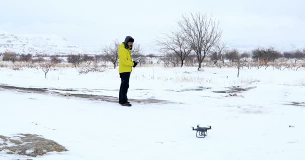 El hombre controla los drones voladores — Vídeo de stock