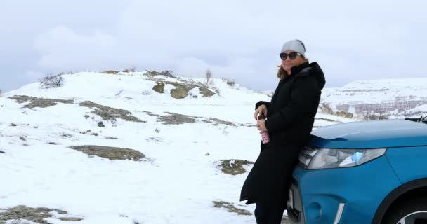 Frau entspannt sich in verschneiten Bergen — Stockvideo