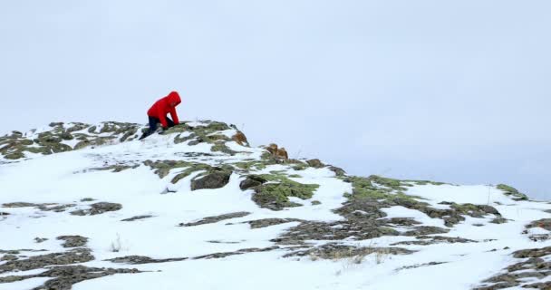 눈 덮인 언덕에 산책 하는 어린 소년 — 비디오
