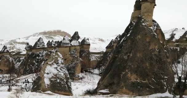 A Cappadocia gyönyörű geológiai képződmények, a téli — Stock videók