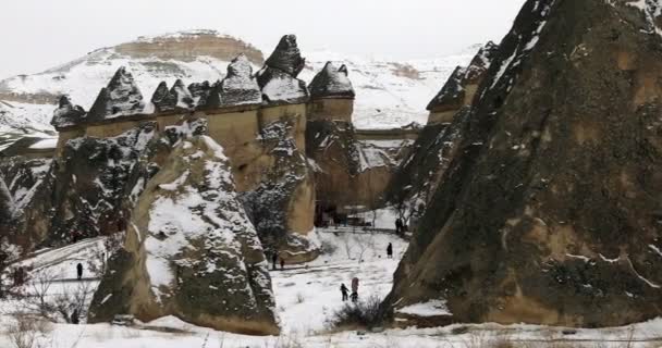 Belle formazioni geologiche in Cappadocia durante l'inverno 6 — Video Stock