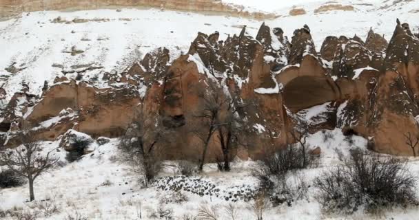 Hermosas formaciones geológicas en Capadocia en invierno 9 — Vídeos de Stock