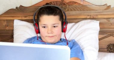 dizüstü bilgisayar ile çocuk