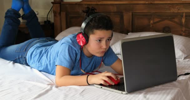 Child with laptop 7 — Stock Video