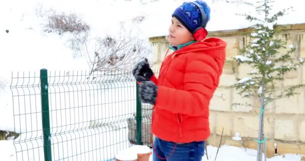 Niño feliz en vacaciones de invierno 2 — Vídeo de stock