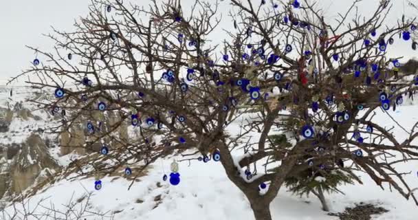 Verschneite Landschaft Kappadokiens mit bösem Auge 2 — Stockvideo