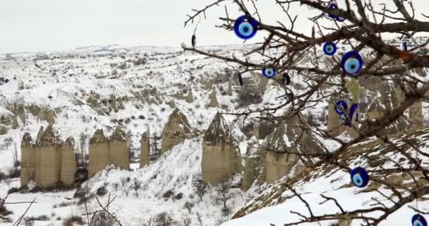 Verschneite Landschaft Kappadokiens mit bösem Auge 3 — Stockvideo