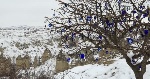 Snöiga Cappadocia landskap med onda ögat — Stockvideo