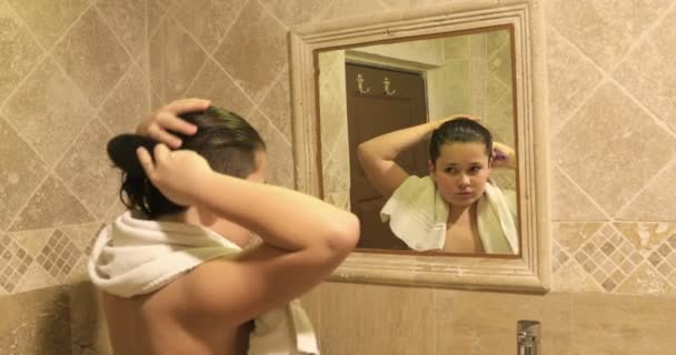 Jovem rapaz escovando o cabelo 2 — Vídeo de Stock