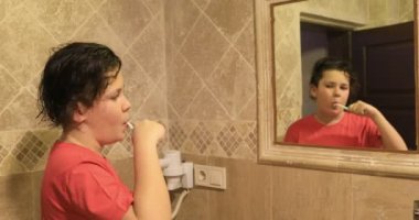 genç çocuk Dişlerini fırçalıyor