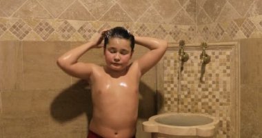 Genç çocuk alarak banyo 3