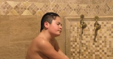 Genç çocuk alarak banyo 5