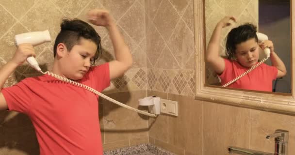 Мальчик вытирает волосы 2 — стоковое видео