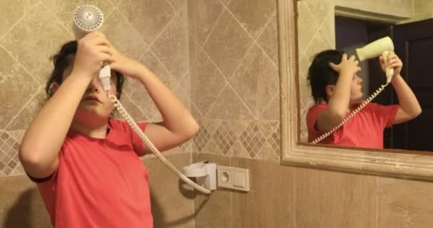 Young boy drying his hair 3 — Stock Video