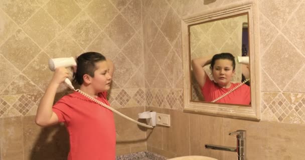 Young boy drying his hair — Stock Video