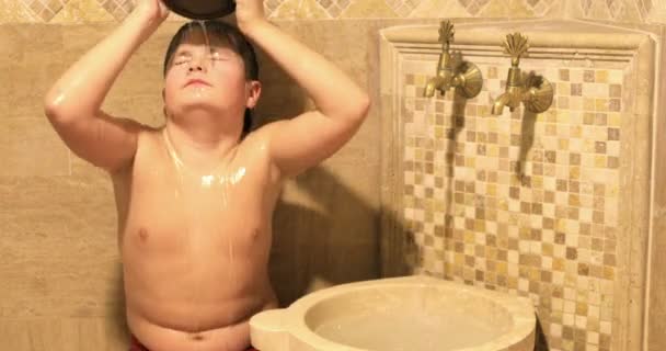 Joven tomando baño 6 — Vídeo de stock