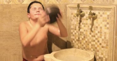 Genç çocuk alarak banyo 7