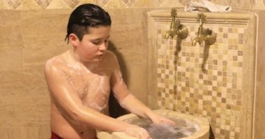 Genç çocuk alarak banyo 9