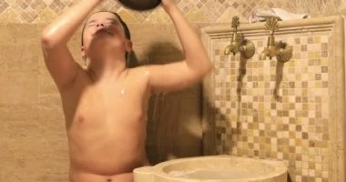 Genç çocuk alarak banyo 10
