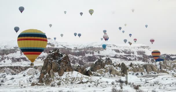 Varm luft ballong över Goreme Valley på vintern 2 — Stockvideo