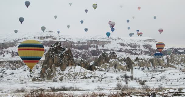 Ζεστό αέρα μπαλόνι πάνω κοιλάδα Goreme χειμώνα 3 — Αρχείο Βίντεο