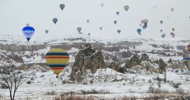 Balão de ar quente sobre Goreme Valley no inverno 4 — Vídeo de Stock